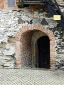 Вхід до цокольного ярусу