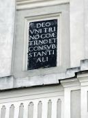 Плита з написом у лівій ніші