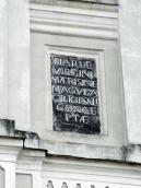 Плита з написом у правій ніші