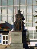 Пам’ятник на тлі кінотеатру «Промінь»