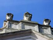 Фронтон східного корпусу