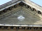 Фронтон із символом недреманого ока