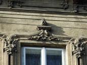 Рельєфне обрамлення вікна