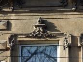 Рельєфне обрамлення вікна