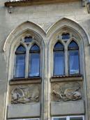 Стрілчасті вікна 3-го поверху з…