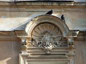 Фронтон вікна 2-го поверху