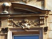 Рельєфна вставка над дверима