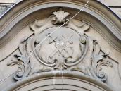 Рельєф у тимпані над входом