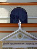 Фронтон зі скульптурою Христа