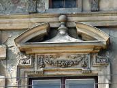 Фронтон над дверима балкону