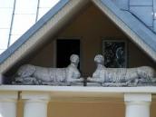 Скульптури сфінксів у тимпані