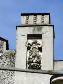 Зруйнована скульптура на фронтоні
