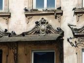 Фронтон над вікном