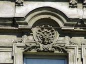 Фронтон над вікном