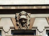 Маскарон над вікном 1-го поверху