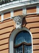 Маскарон над вікном