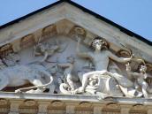 Скульптурна композиція у фронтоні