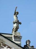 Права скульптура на фронтоні