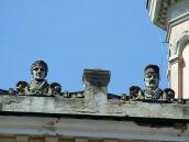 Фрагмент аттика (праворуч)