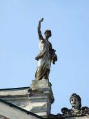 Права скульптура на фронтоні