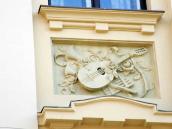 Барельєф з мандоліною та свиреллю