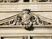 Фронтон над вікнами 2-го поверху