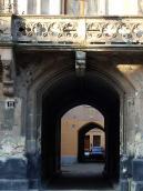 Готичний проїзд у двір