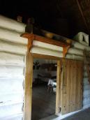 Двері до житлової кімнати