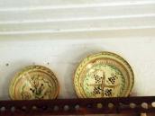 Полив’яні миски на миснику над дверима