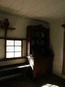 Вікно чільної стіни та поставець з…