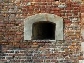 Бійниця 1-го ярусу ліворуч від порталу