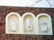 Загадкові рельєфи в нішах на торці нави