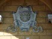 Герб над входом