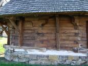 Цоколь і нижні вінці зрубу