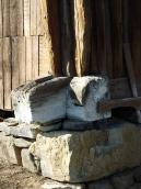 Цоколь та опорні бруси