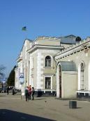 2013 р. Головний фасад у ракурсі