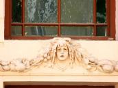 Сецесійний маскарон над входом