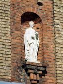 Скульптура святого в ніші