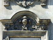 Рельєфний фронтон з маскароном