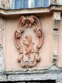 Рельєфний картуш над входом