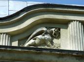 Сецесійний грифон на фронтоні (лівий)