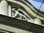 Сецесійний грифон на фронтоні (правий)