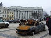 Він же на тлі Міністерства закордонних…