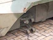 І з цього боку коліщат немає...