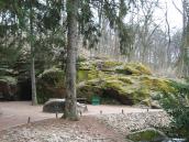 Скеля праворуч від входу