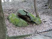 2015 р. Камень поблизу усіченої колони