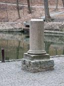 2015 р. Постамент