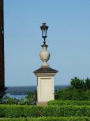 Ліхтар біля палацу на тлі Київського…