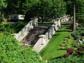 Сходи з верхньої тераси на площадку руїн