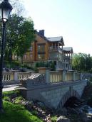 Кам’яний місток на тлі палацу